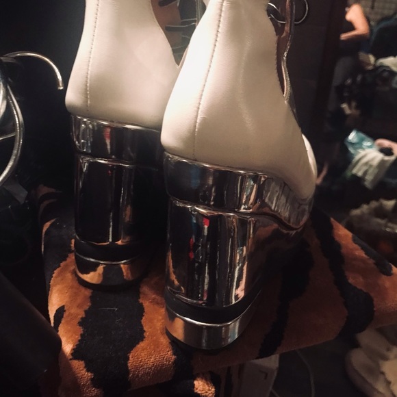 Jeffrey Campbell Silver and White platform size 10 - Picture 4 of 6
